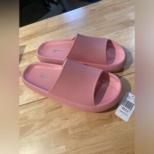 32 degree pink slides in size XL. Fits W- 11-12 & M- 9-10 . Unisex. NWT
